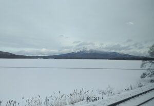 冬の小沼と、渡島富士。小沼は、見事に凍ってしまっている(函館本線の車窓より)(北海道)