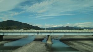 安倍川を渡る(静岡県)
