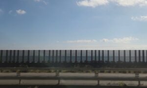 東海道線では珍しい、海沿いを通る(静岡県)