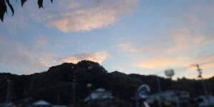 金谷駅からの、小夜の中山（さよのなかやま）の峠方面の眺め。江戸時代の「東海道」の時代には徒歩であの山を越えていたものが、明治時代からは鉄道のトンネルで峠を越えることとなった。（静岡県島田市）