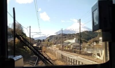 駿河小山駅を出た直後の前景。右側が富士山