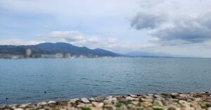 琵琶湖南側からはるか遠くに眺める、比良山地（写真右奥）