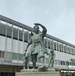 岡山駅前の桃太郎像(岡山県岡山市)