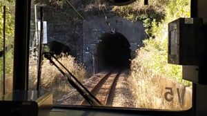 左側が、複線時代の現在は使われていないトンネル跡。(御殿場線)