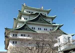 名古屋城(名古屋市)。頭の上に、2つの金の輝くシャチホコがある