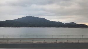 左側に、長く美しい宮島の景色をのぞむ(山陽本線の車窓より)