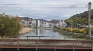 広島駅を出て、京橋川を渡る。写真右側あたりが饒津神社。(広島県広島市)