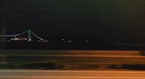 明石海峡大橋（左）と、夜の淡路島（兵庫県）