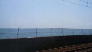 休憩用写真。「時間」の話題ばかりで疲れますよね・・・せめて鉄道から眺める「明石の海」の写真でもご覧になってくださいませ。この地域の鉄道は、とてもよい景色です。