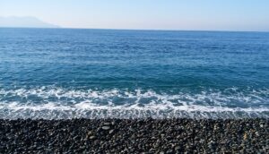 千本浜海岸(沼津市)。左奥は大瀬崎(おせざき)
