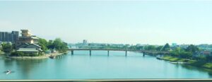 瀬田の唐橋(写真は東海道新幹線の窓からです)