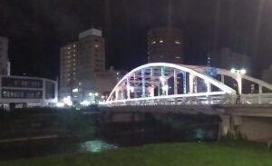 夜の盛岡の北上川（岩手県盛岡市）