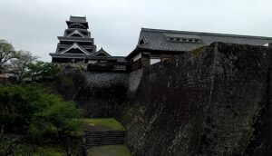 熊本城の「武者返し」(右側の大きな壁)