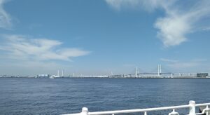 横浜の海。右奥に見えるのが、横浜ベイブリッジ(神奈川県横浜市)