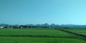窓の右側。写真やや左のはるか遠くに、うっすらと英彦山が存在する（手前の山ではないので注意）（大分県）