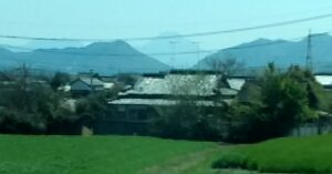 拡大写真（不鮮明ですみません！）　中央にうっすら見えるのが、英彦山。
