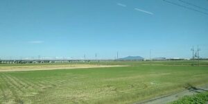 車窓の北西に、徐々に姿を現す弥彦山(新潟県)