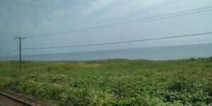 夏の車窓（函館本線・森～長万部間）（北海道）