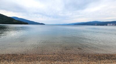 波がとても静かな、「気比の松原」からの海（福井県敦賀市）