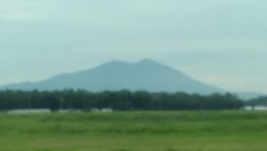筑波山(画像不鮮明ですみません)(しかも写真は水戸線の車窓のものです)(茨城県)