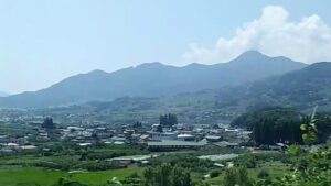 篠ノ井線の車窓より。右側が姨捨山（冠着山）、写真中央あたりが「田毎の月」で有名な「姨捨の棚田」。