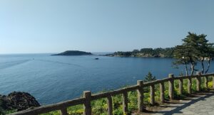 東尋坊。向こう側は、雄島（福井県坂井市三国町）