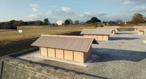 現在の斎宮村(三重県多気郡明和町)。手前が当時の斎宮村のミニチュア再現、奥にある白い看板に大きく「斎宮」と書かれている