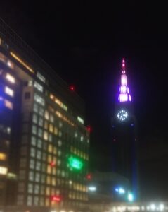 夜の「新宿のエンパイア・ステート・ビル」こと、NTTドコモ代々木ビル（東京都新宿区・渋谷区）