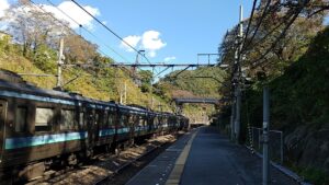 現在の甲斐大和駅のホーム（山梨県甲州市）。武田勝頼の滅んだのも今や昔、山河が昔を語るのみとなってしまった。