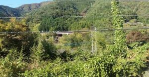 笹子トンネルに入ってゆく（山梨県）