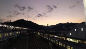 夕暮れの高尾駅（東京都八王子市）