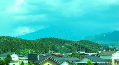 中津川を出ると、恵那山をバックに濃尾平野へ（中央西線）（岐阜県）