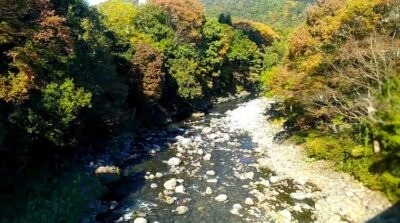 末は大月市で甲州街道に沿って流れる、桂川(山梨県東部)