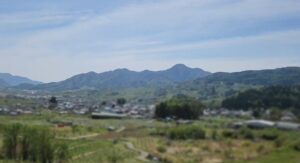 冠着山をはるか遠くに眺める(篠ノ井線の車窓より)(長野県)