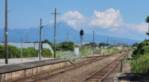 大山をバックに、境線をゆく(鳥取県)