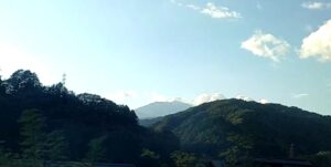 御嶽山。木曽福島駅を出ると、窓の右後ろ側の遥か遠くに確認できる(長野県)