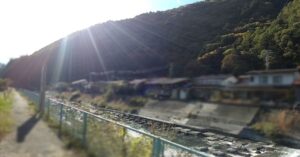 木曽福島の町並みと、町を流れる木曽川(長野県木曽郡木曽町)