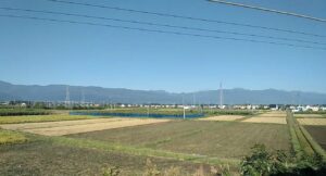 窓の西側に連なるアルプスの山々(篠ノ井線)(長野県)