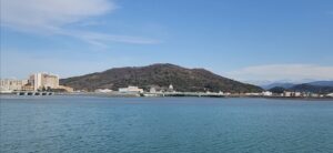 和歌浦から見た、名草山。山の中腹に、紀三井寺が存在する(和歌山県)