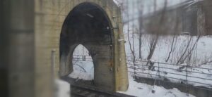 平磯トンネルを出る(写真左側が小樽方面、右側が札幌方面)