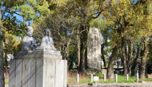 「桜井の別れ」の像（写真左側）。左側が父・正成、右側が息子・正行。島本駅前、史跡桜井駅跡にて。（大阪府三島郡島本町桜井）