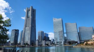 横浜みなとみらい21の風景。やや左側の一番高いビルが、横浜ランドマークタワー(高さ296m)。