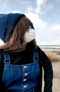 低空飛行する飛行機を見上げて、おお～っ！となってる図。（葛西臨海公園）