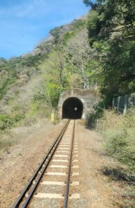険しい鈴鹿の山のトンネル(金場トンネル、加太駅~関駅間)に入る(関西本線)