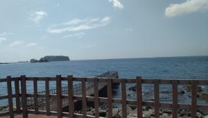 安房勝山の海。左奥の島は「浮島」。（千葉県安房郡鋸南町）