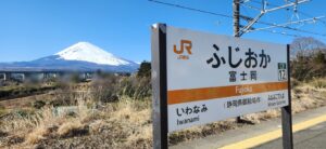 富士岡駅（静岡県御殿場市）。この駅のホームからの富士山の眺めは抜群だ