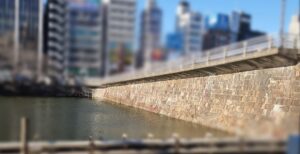かつての市ヶ谷見附の位置にある、市ヶ谷橋。写真の左奥には、防衛省がある。（東京都千代田区）