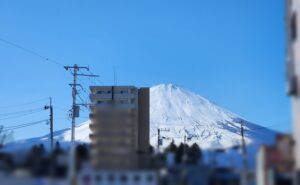 富士山へのアクセス拠点・御殿場：御殿場市の景観。街のど真ん中から、これだけ大きな富士山が眺められるのも珍しい。（静岡県御殿場市）