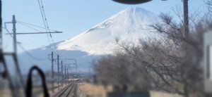 駿河小山駅を出た直後の前景。右側が富士山