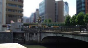 秋葉原・万世橋と、その下(写真やや左下)にある「謎の空間」(東京都千代田区)
